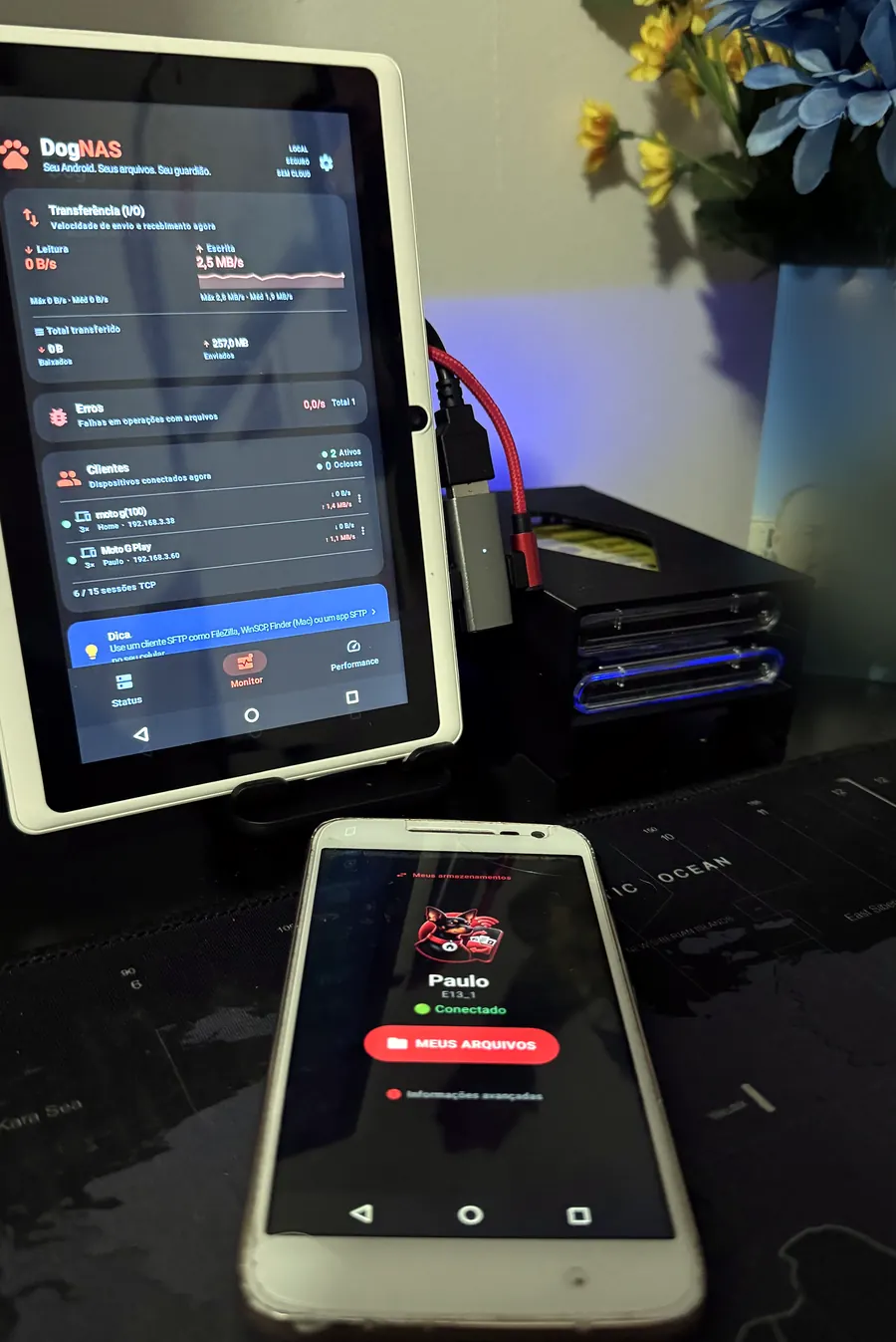 Servidor com um HD externo numa dock USB, acessado pelo celular.
